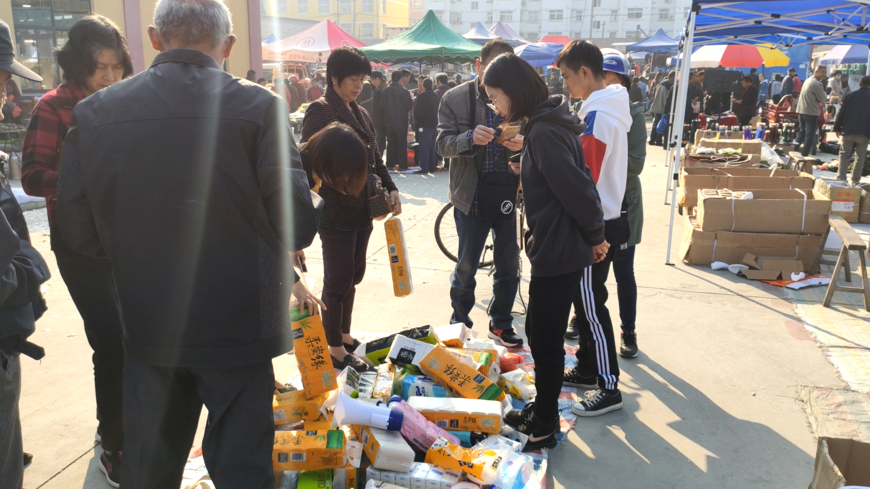 夜市摆地摊卖什么赚钱,挣钱的摆摊娱乐项目推荐,地摊卖什么赚钱