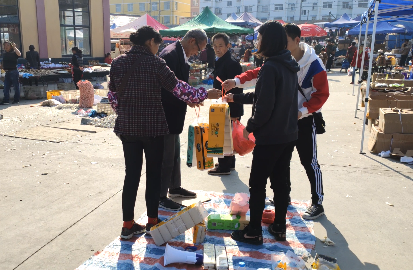 夜市摆地摊卖什么赚钱,挣钱的摆摊娱乐项目推荐,地摊卖什么赚钱