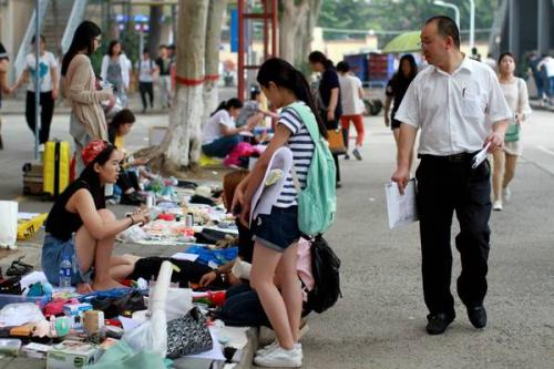 地摊什么赚钱快,新手摆地摊卖什么好,地摊什么赚钱